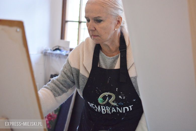 Prace kobiet nad obrazami w zamku w Wojnowicach