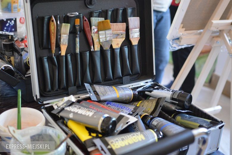 Prace kobiet nad obrazami w zamku w Wojnowicach