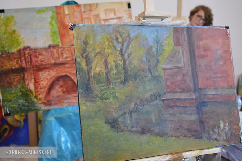 Prace kobiet nad obrazami w zamku w Wojnowicach