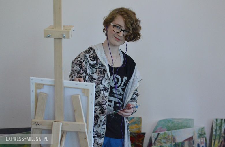 Prace kobiet nad obrazami w zamku w Wojnowicach