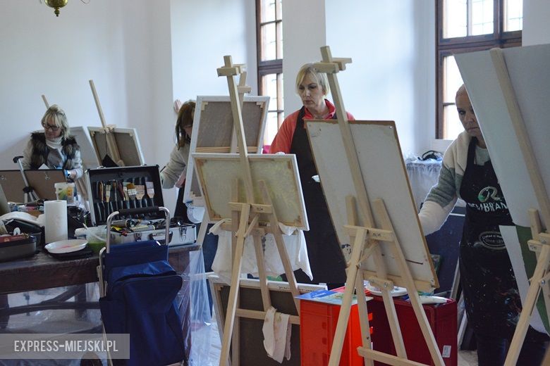 Prace kobiet nad obrazami w zamku w Wojnowicach