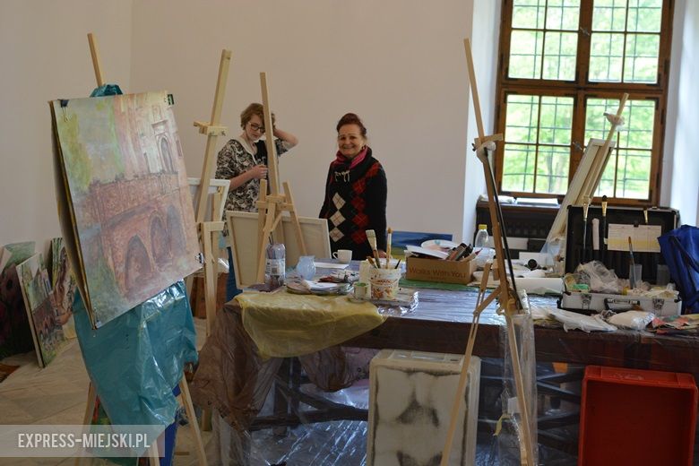 Prace kobiet nad obrazami w zamku w Wojnowicach