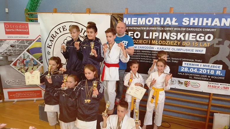 Młodzi karatecy na zawodach w Wołowie