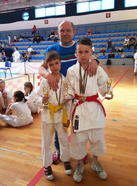 Młodzi karatecy na zawodach w Wołowie