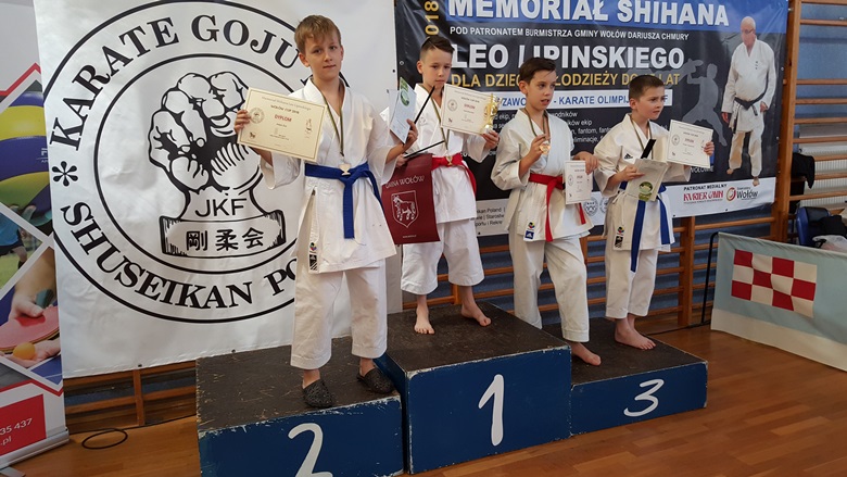Młodzi karatecy na zawodach w Wołowie