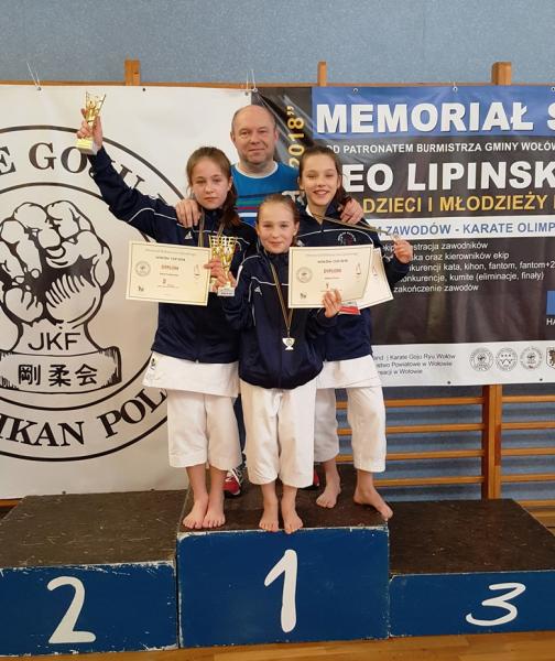 Młodzi karatecy na zawodach w Wołowie