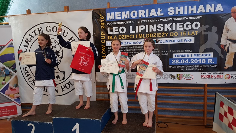 Młodzi karatecy na zawodach w Wołowie