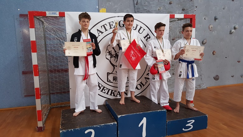 Młodzi karatecy na zawodach w Wołowie