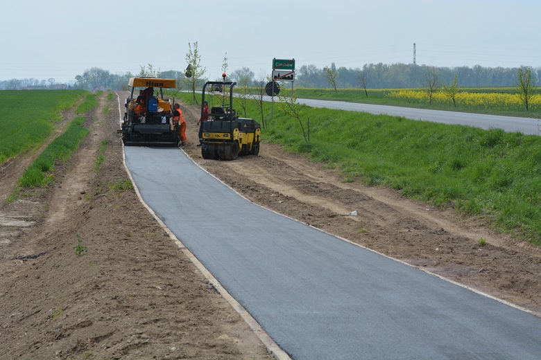 Budowa ścieżki rowerowej Cesarzowice-Ciechów