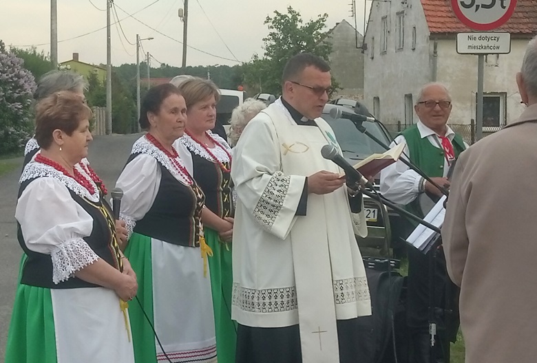 Poświęcenie nowej kapliczki w Jastrzębcach