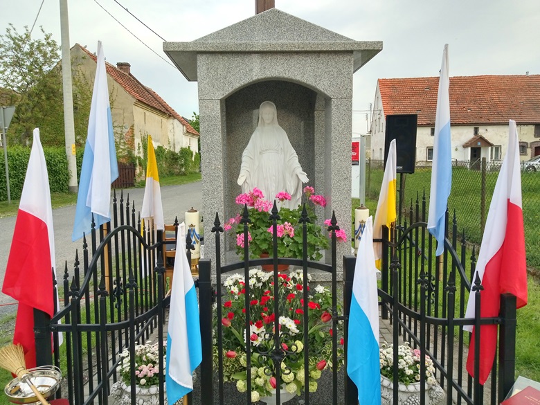Poświęcenie nowej kapliczki w Jastrzębcach