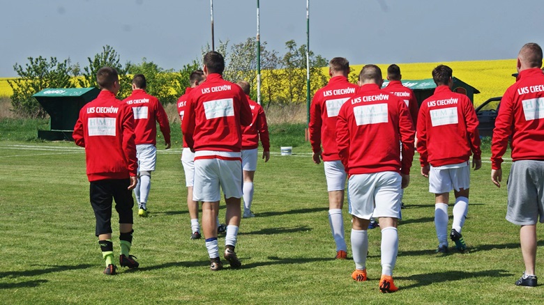 Nowe stroje piłkarzy z Ciechowa