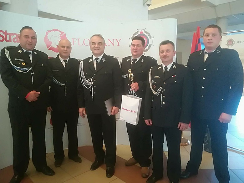 Strażacy reprezentujący jednostki OSP Ujazd Górny i Czerna ze statuetką