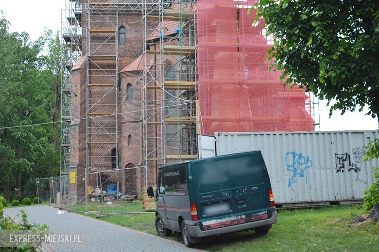 Montaż wieży kościelnej w Ramułtowicach