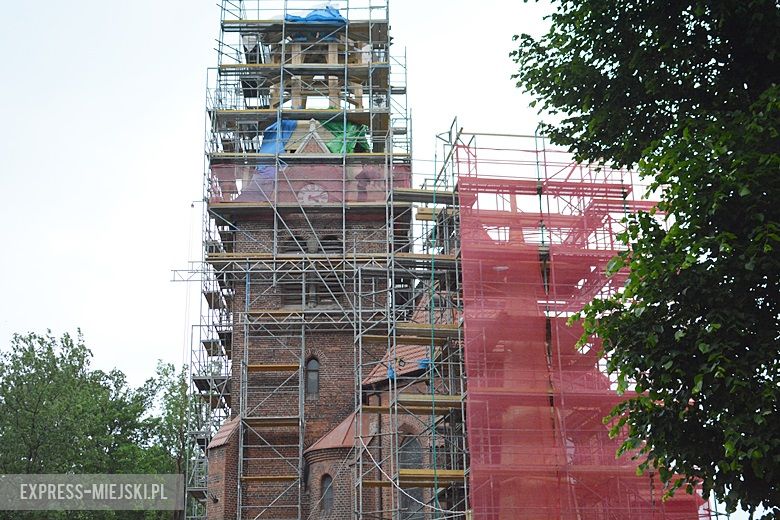 Montaż wieży kościelnej w Ramułtowicach