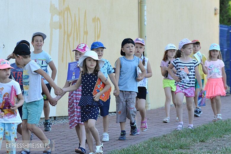 Wspólne czytanie na boisku w Miękini