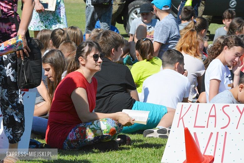 Wspólne czytanie na boisku w Miękini
