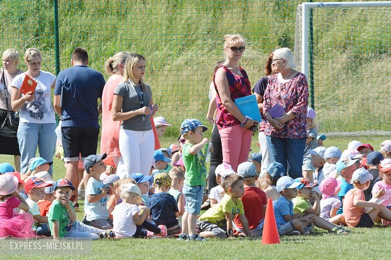 Wspólne czytanie na boisku w Miękini