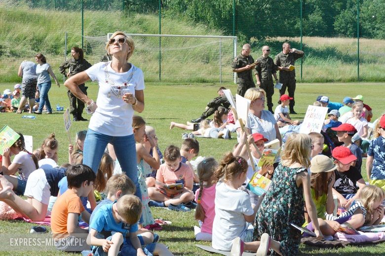 Wspólne czytanie na boisku w Miękini