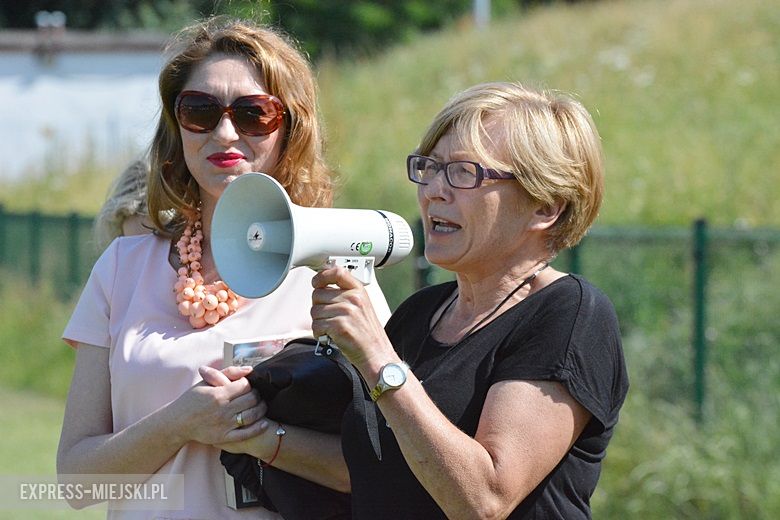 Wspólne czytanie na boisku w Miękini