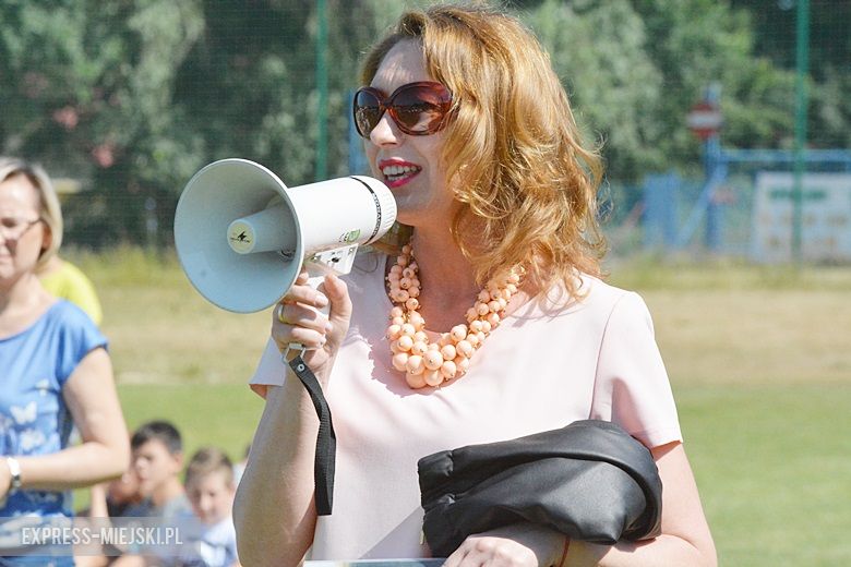 Wspólne czytanie na boisku w Miękini