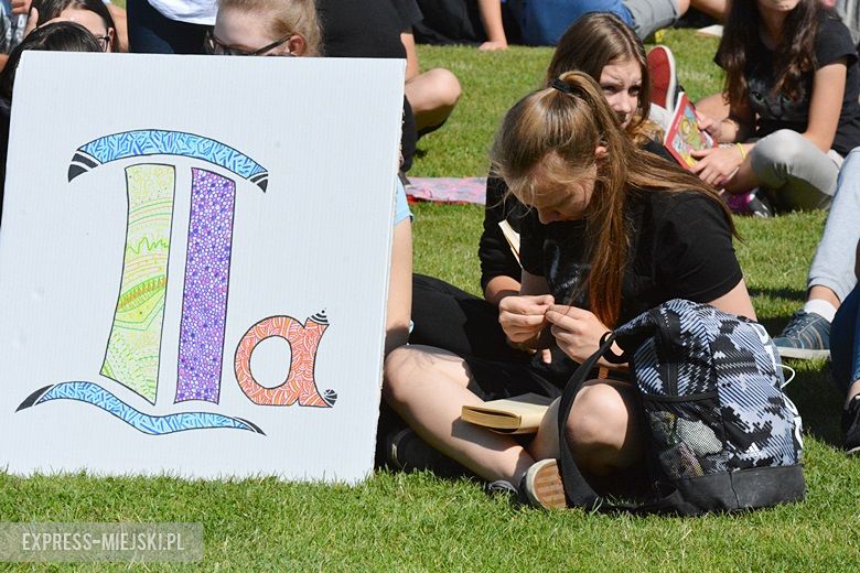 Wspólne czytanie na boisku w Miękini