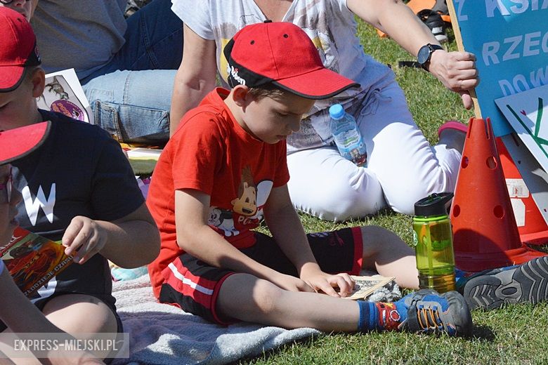 Wspólne czytanie na boisku w Miękini