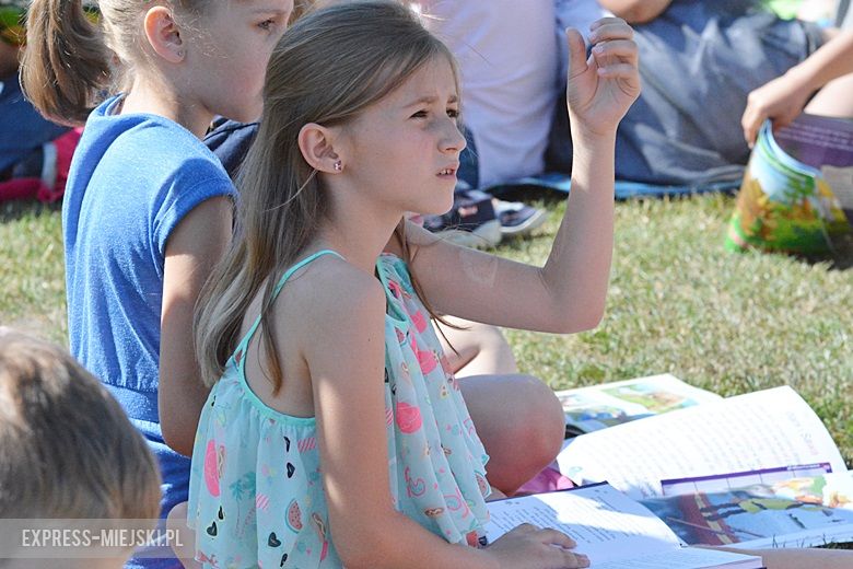 Wspólne czytanie na boisku w Miękini