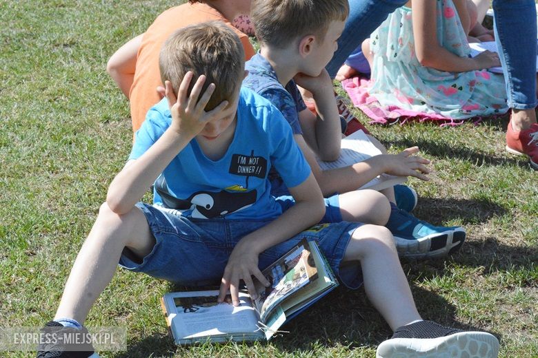 Wspólne czytanie na boisku w Miękini