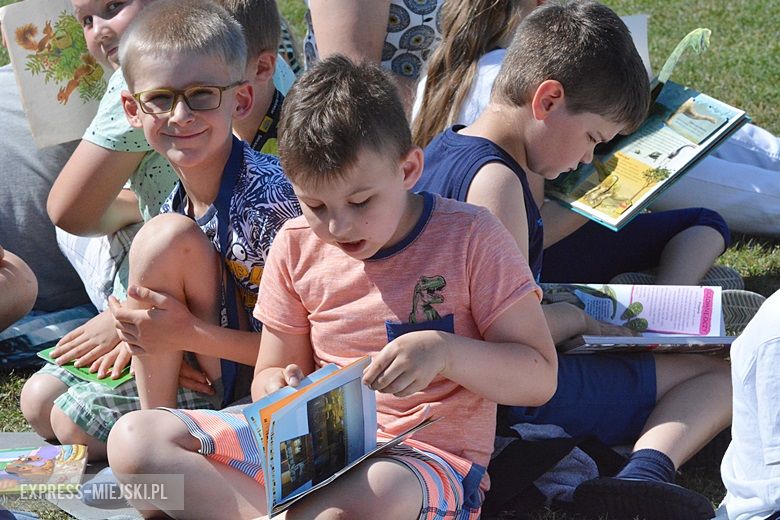Wspólne czytanie na boisku w Miękini