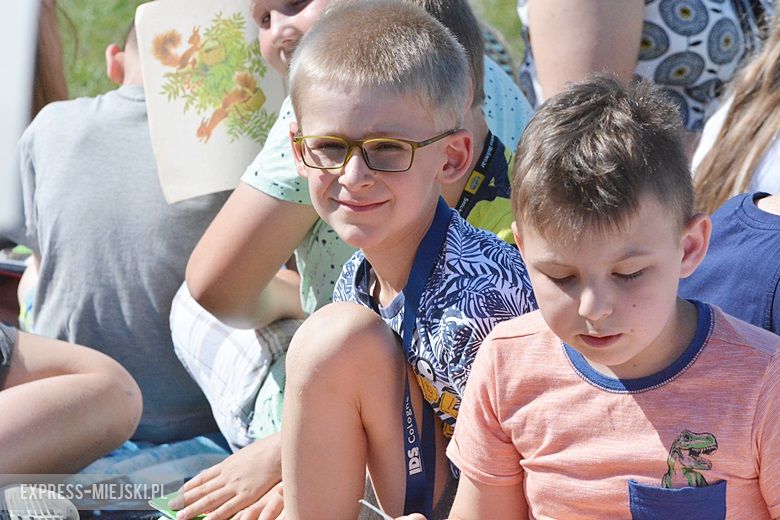 Wspólne czytanie na boisku w Miękini