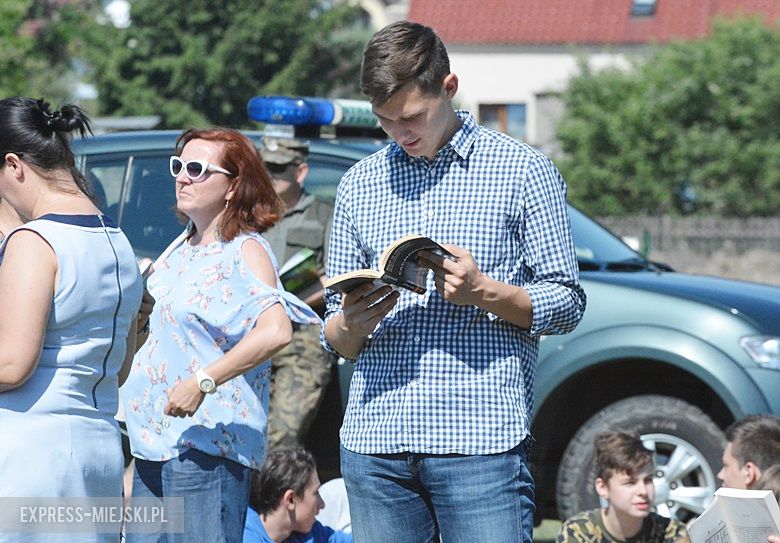 Wspólne czytanie na boisku w Miękini