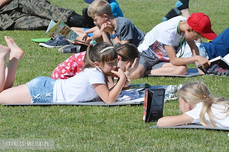 Wspólne czytanie na boisku w Miękini