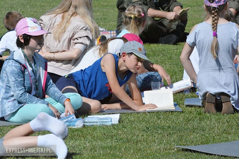 Wspólne czytanie na boisku w Miękini