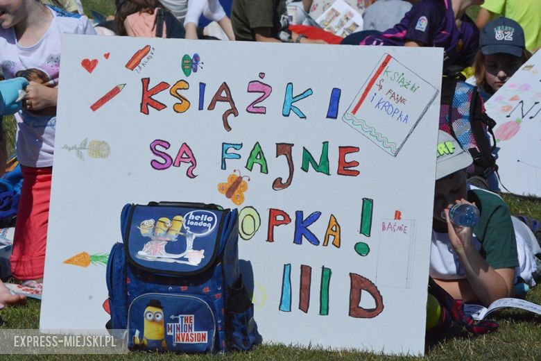 Wspólne czytanie na boisku w Miękini