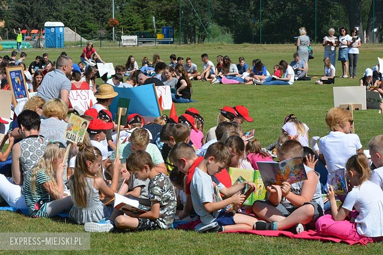 Wspólne czytanie na boisku w Miękini