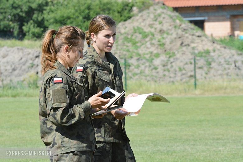 Wspólne czytanie na boisku w Miękini