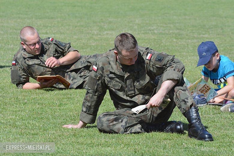 Wspólne czytanie na boisku w Miękini