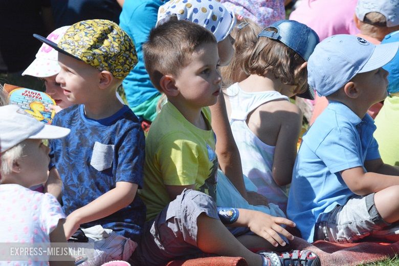 Wspólne czytanie na boisku w Miękini