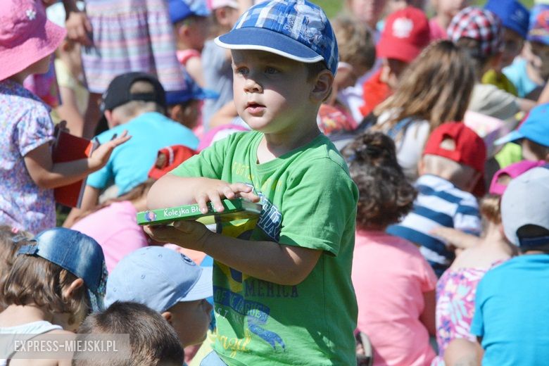 Wspólne czytanie na boisku w Miękini