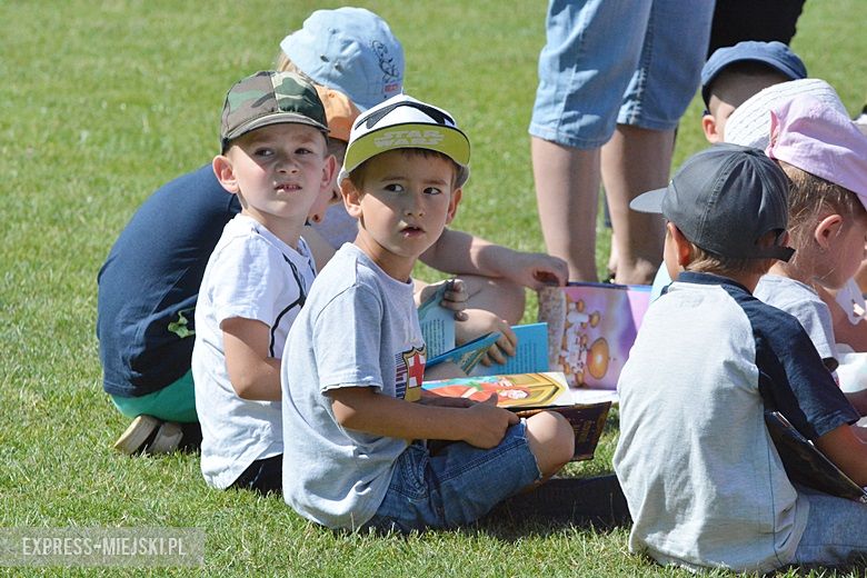 Wspólne czytanie na boisku w Miękini