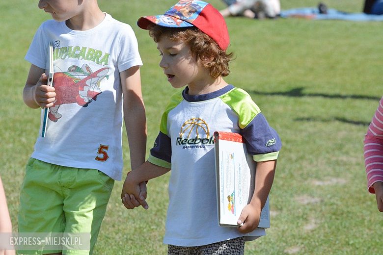 Wspólne czytanie na boisku w Miękini