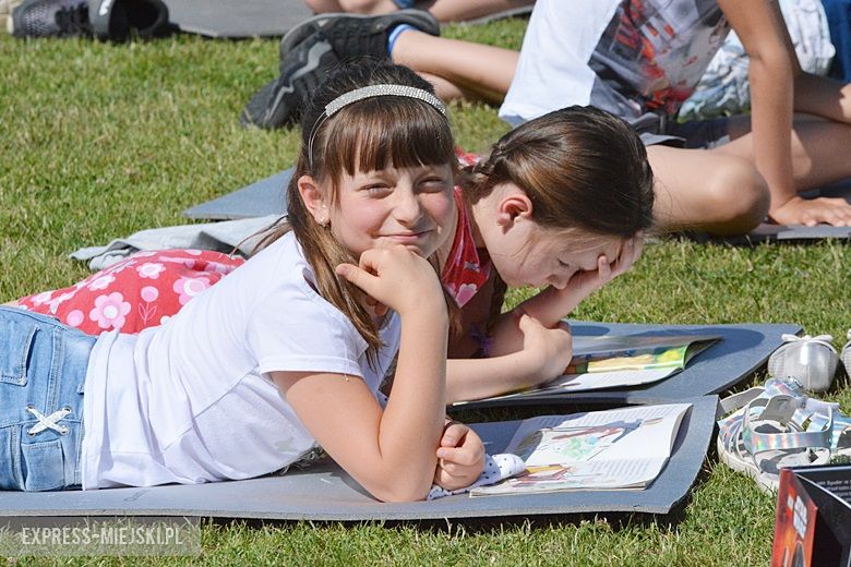 Wspólne czytanie na boisku w Miękini