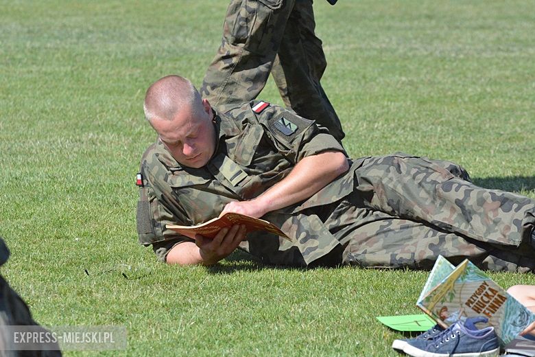 Wspólne czytanie na boisku w Miękini