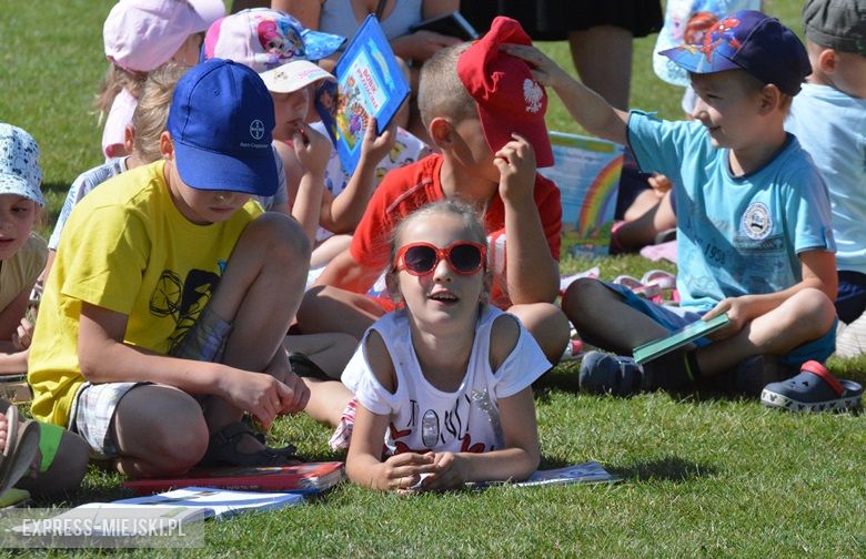 Wspólne czytanie na boisku w Miękini