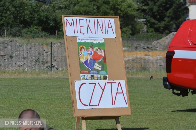 Wspólne czytanie na boisku w Miękini