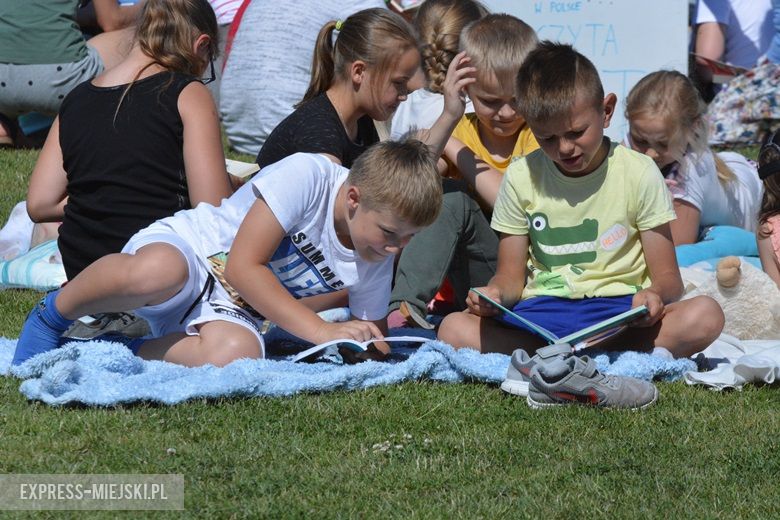 Wspólne czytanie na boisku w Miękini