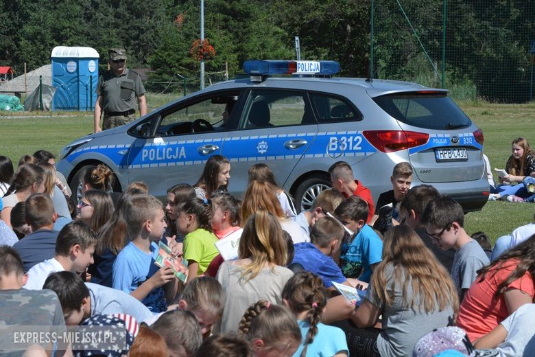 Wspólne czytanie na boisku w Miękini