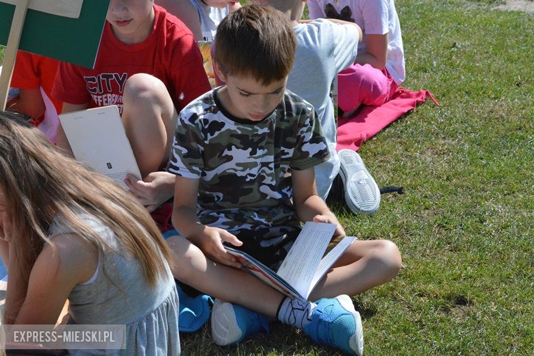 Wspólne czytanie na boisku w Miękini