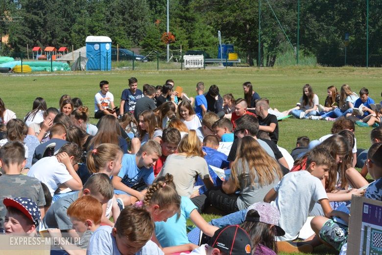 Wspólne czytanie na boisku w Miękini